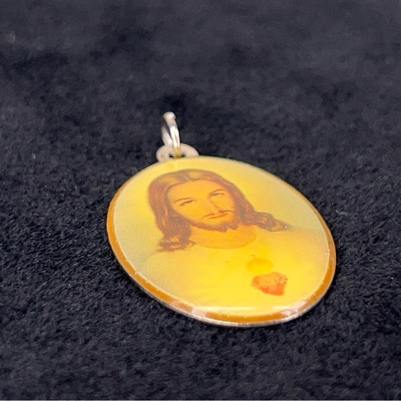 VINTAGE JESUS MEDAL SACRED HEART SET CROSS RELIGIOUS  FAITH CHRISTIANITY - Picture 7 of 10